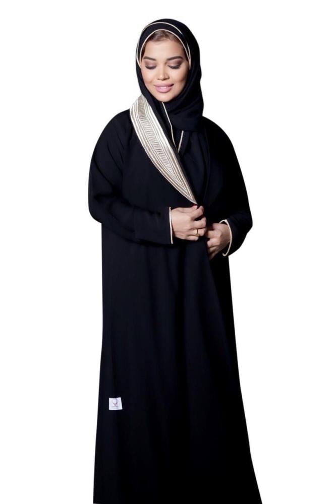 عبايه سوداء فخمه