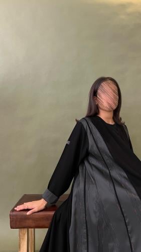 عباية أسود بقماش تفته مع كريب كوري .
