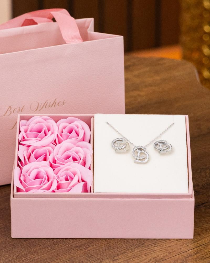 طقم  يفيض بلمسات من البهجة والحنين