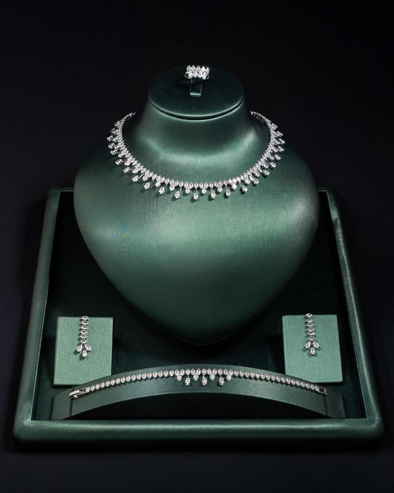 طقم بسحرٍ ملكيّ لا يُقاوم