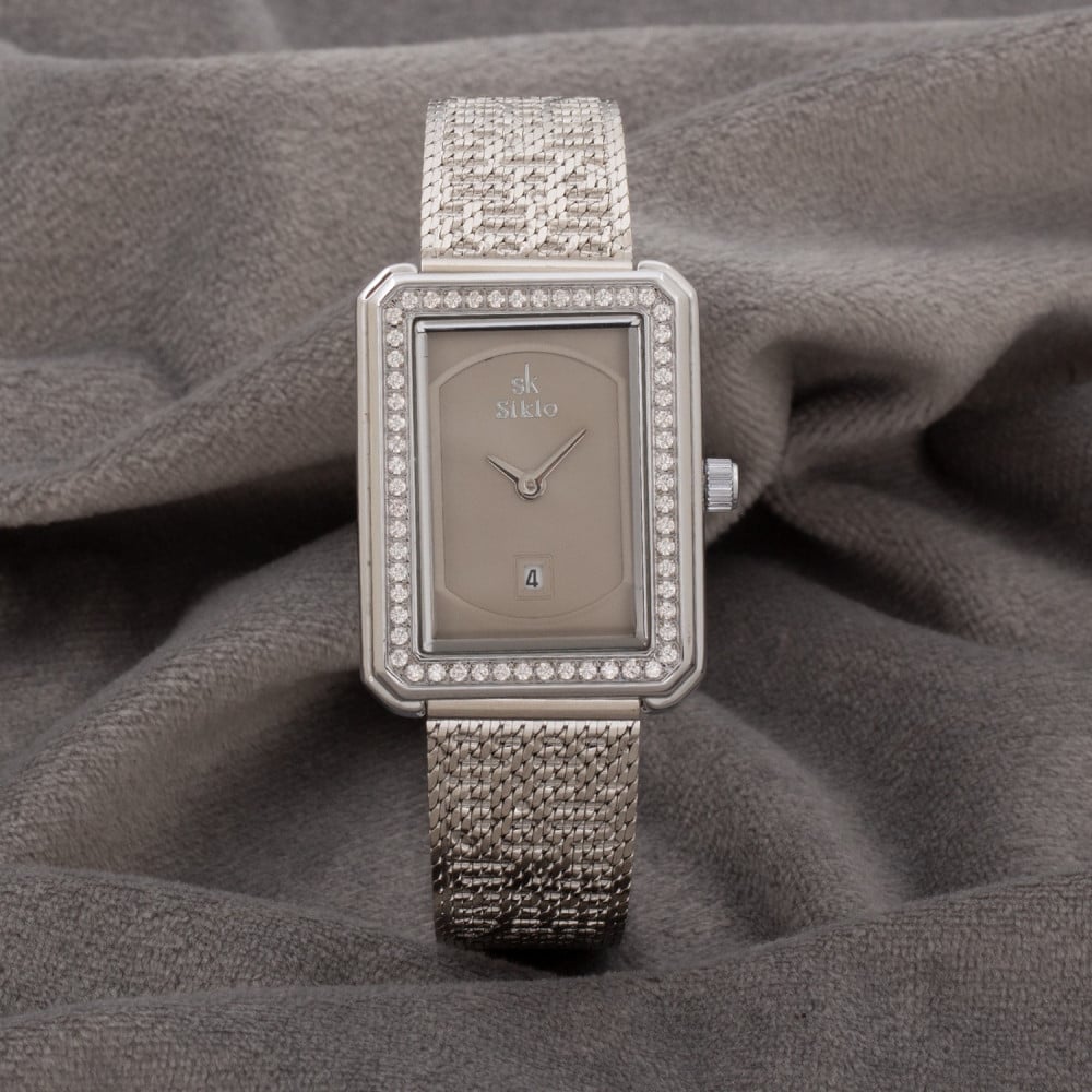 ساعة نسائية باللون الفضي