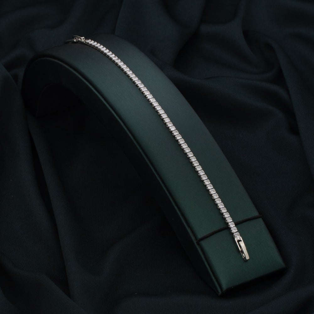 اسوارة نسائية باللون الفضي