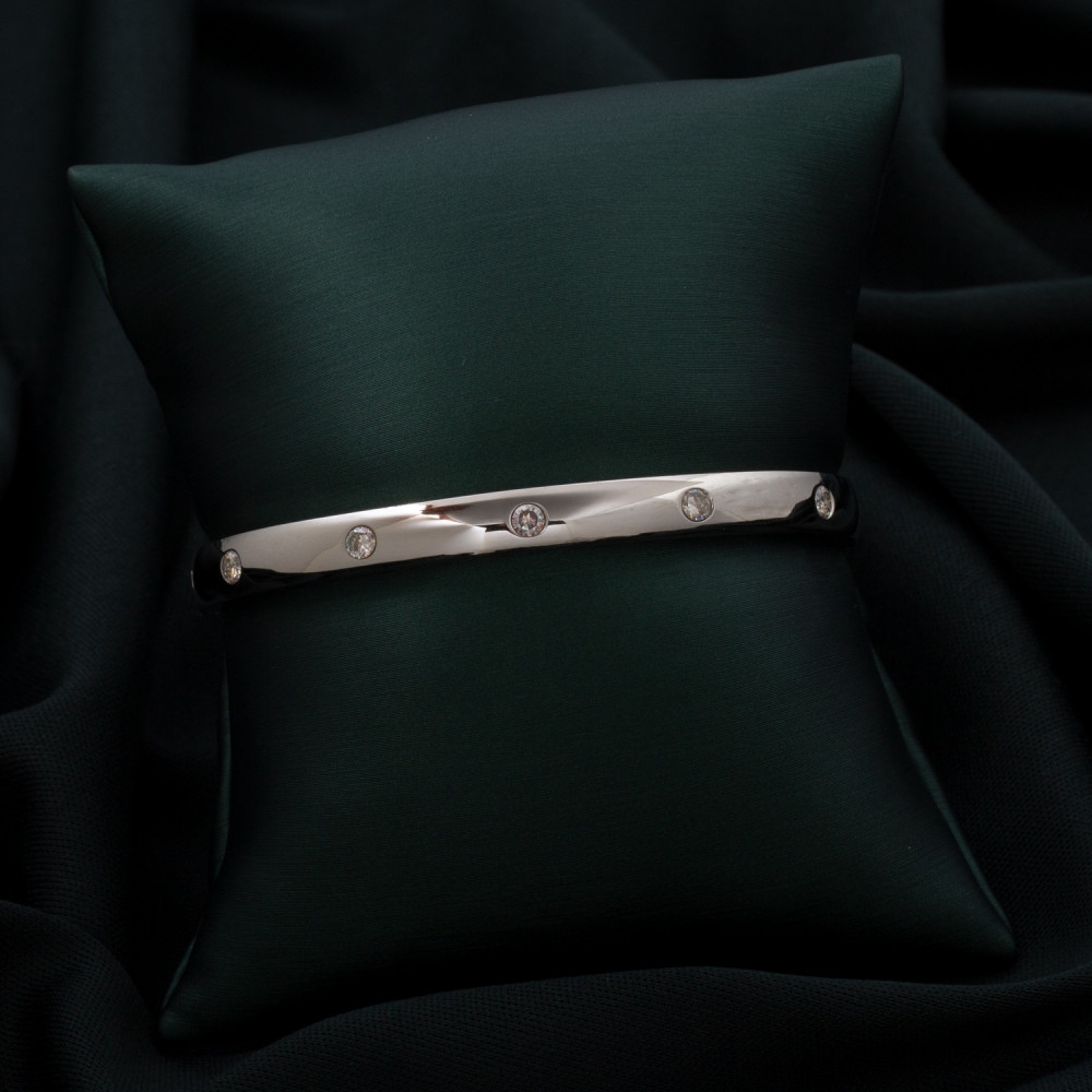 اسوارة نسائية باللون الفضي