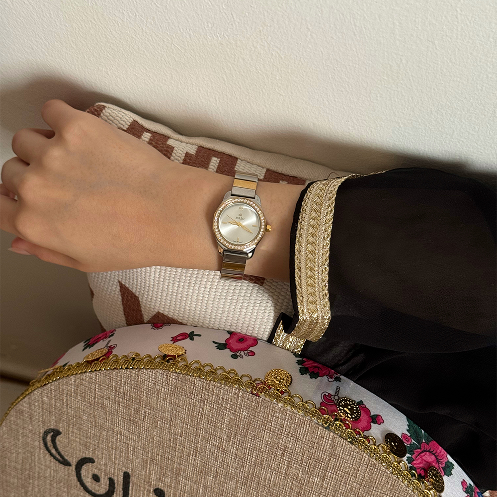 ساعة نسائية باللون الذهبي والفضي  ميناء ابيض
