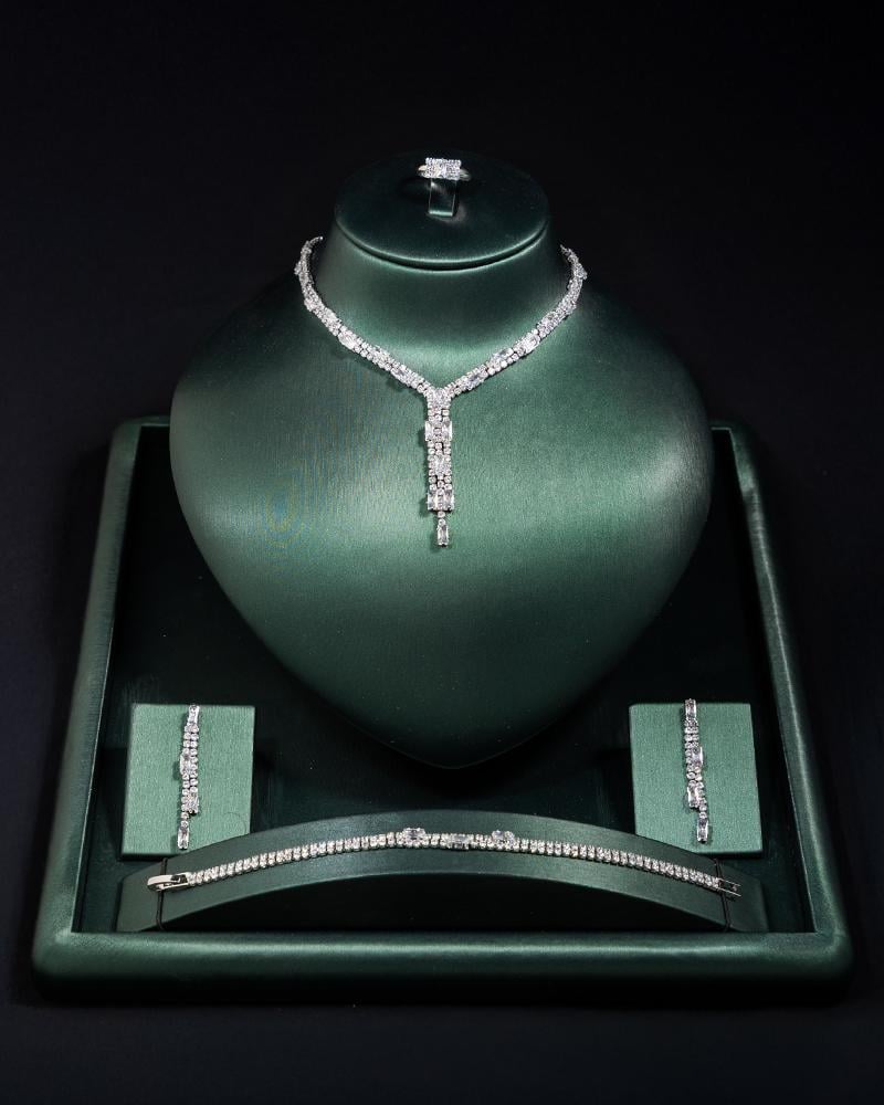 طقم مرصّع بفصوص براقة تمنحه لمعانًا آسراً