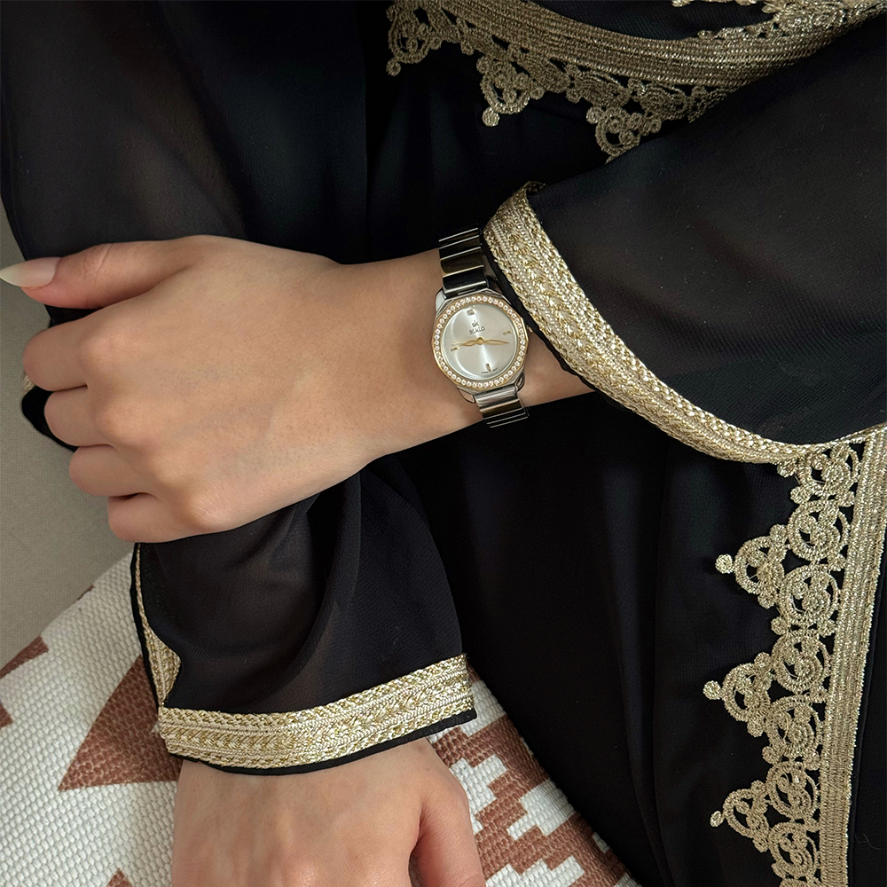 ساعة نسائية باللون الذهبي والفضي  ميناء ابيض