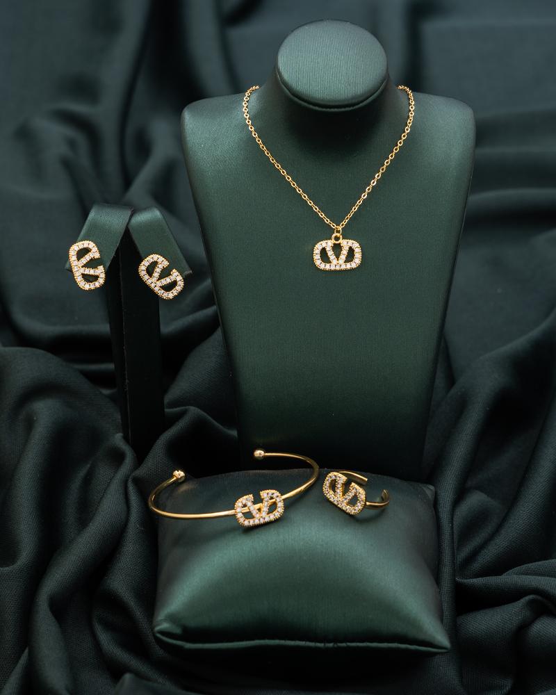 تصميم أنيق يمنح إطلالت حضور ملفته لطفلتك