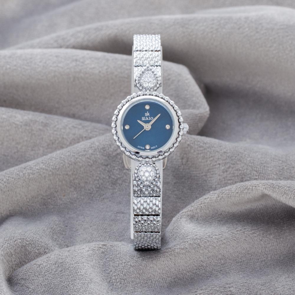 ساعة براقة  باللون الفضي