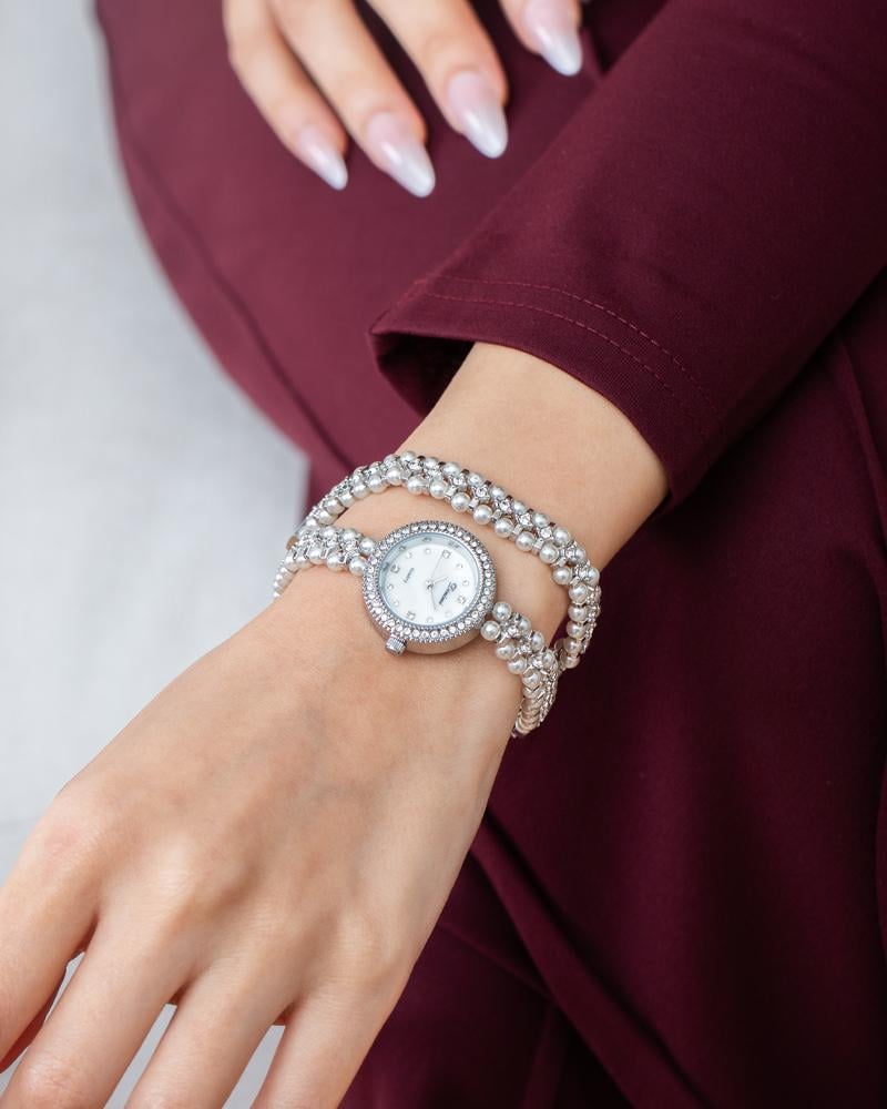 الساعة التي تميزك لفتين فضي