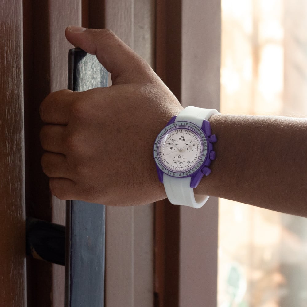 ساعة رجالية باللون الأبيض