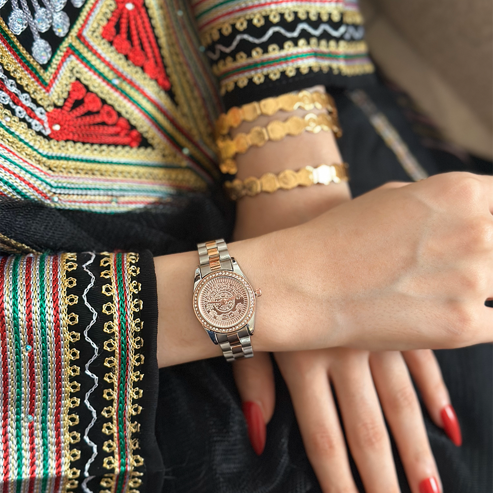 ساعة نسائية باللونين الفضي والنحاسي