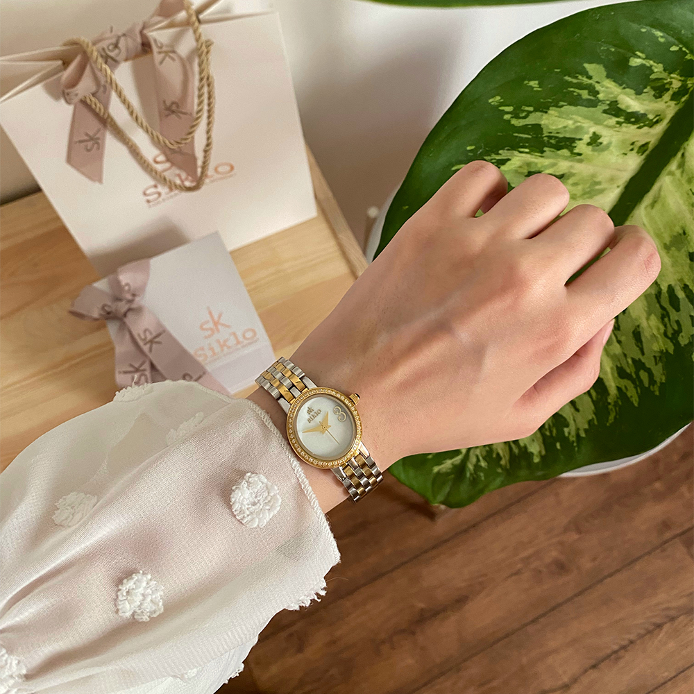 ساعة نسائية باللونين الفضي والذهبي ميناء أبيض