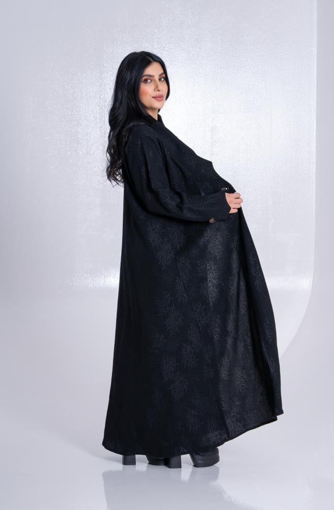 عباية نور القمر سوداء منقوشة بأزرار أنيقة