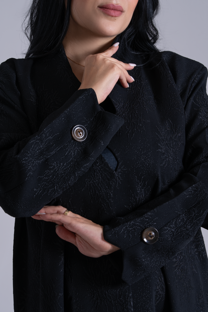 عباية نور القمر سوداء منقوشة بأزرار أنيقة