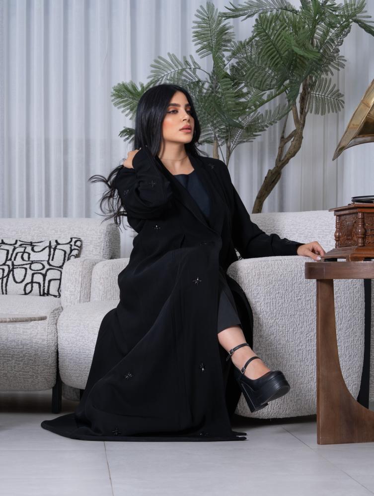 عباية زهرة الليل سوداء مطرزة بلمسات أنيقة