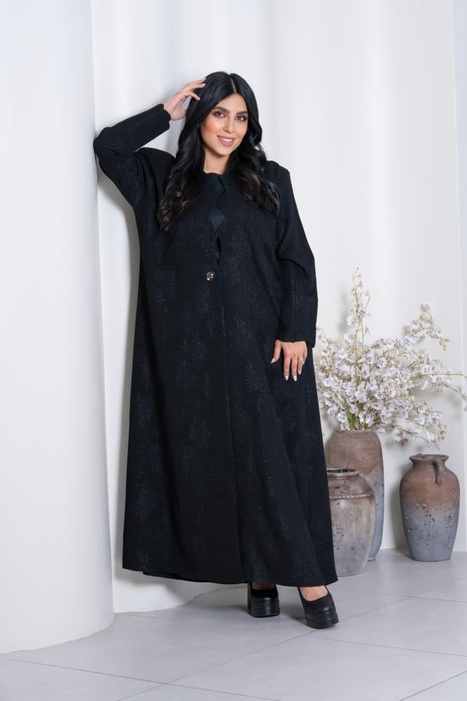 عباية نور القمر سوداء منقوشة بأزرار أنيقة