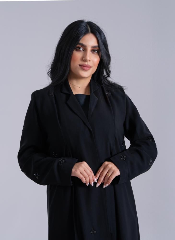 عباية زهرة الليل سوداء مطرزة بلمسات أنيقة