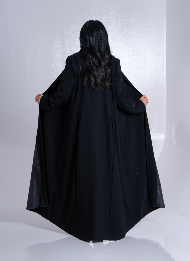 عباية زهرة الليل سوداء مطرزة بلمسات أنيقة