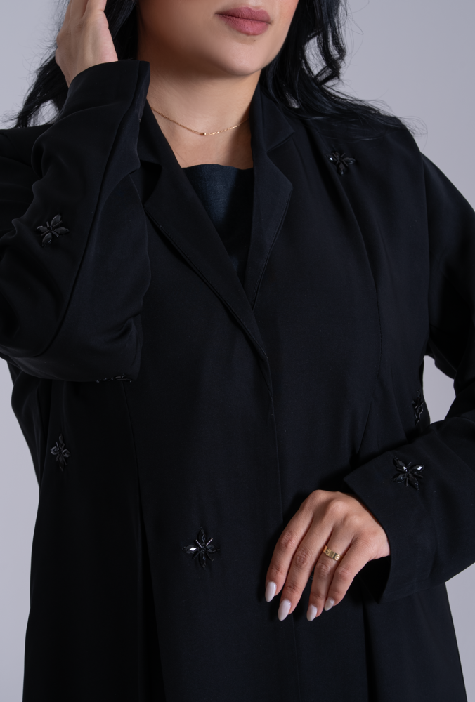 عباية زهرة الليل سوداء مطرزة بلمسات أنيقة