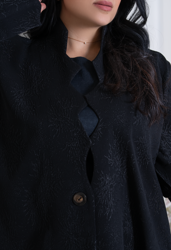 عباية نور القمر سوداء منقوشة بأزرار أنيقة