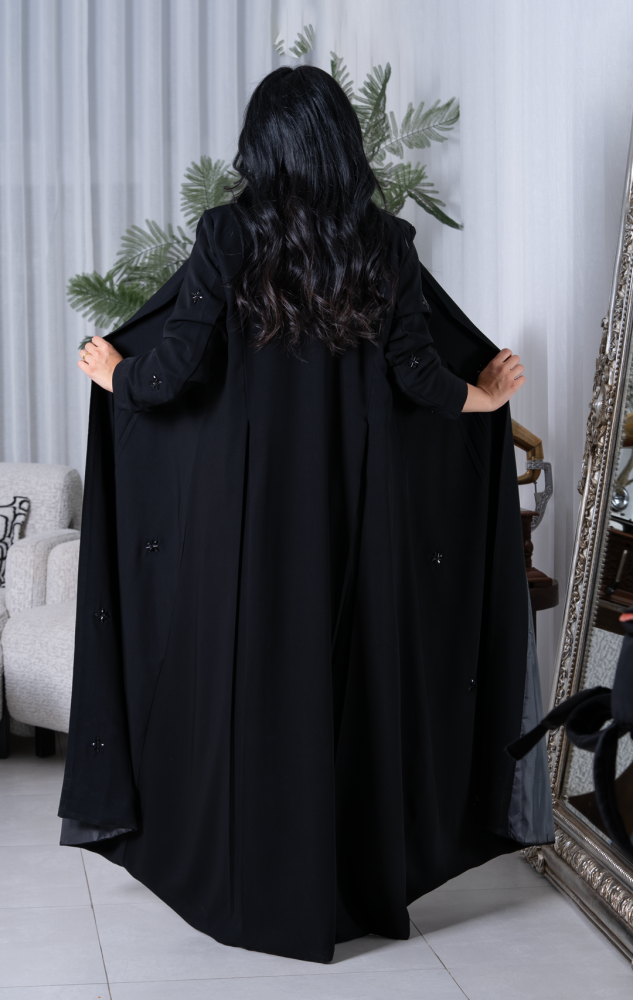 عباية زهرة الليل سوداء مطرزة بلمسات أنيقة