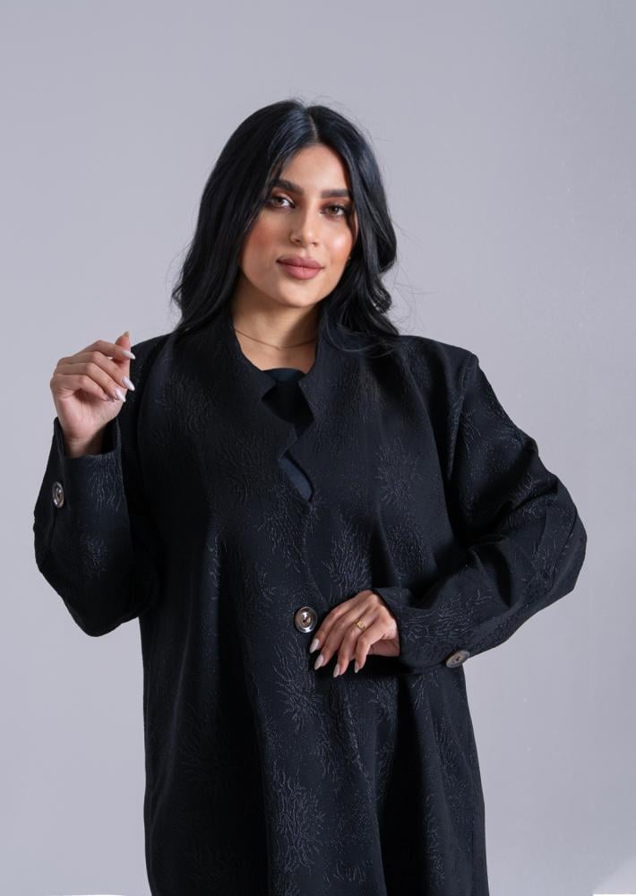 عباية نور القمر سوداء منقوشة بأزرار أنيقة