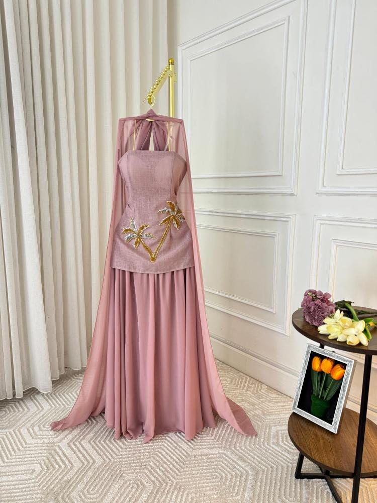 فستان عنابي وردي ابيض اخضر اوف شولدر مع شال مطرز من جوهره