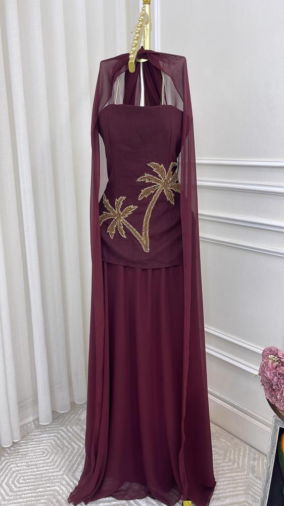 فستان عنابي وردي ابيض اخضر اوف شولدر مع شال مطرز من جوهره