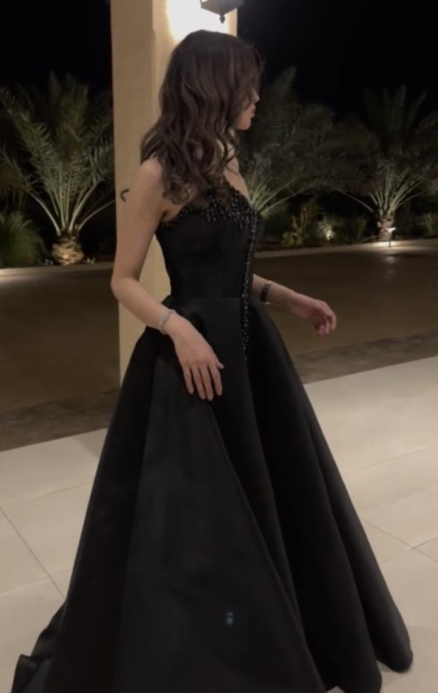 فستان اسود و فوشي