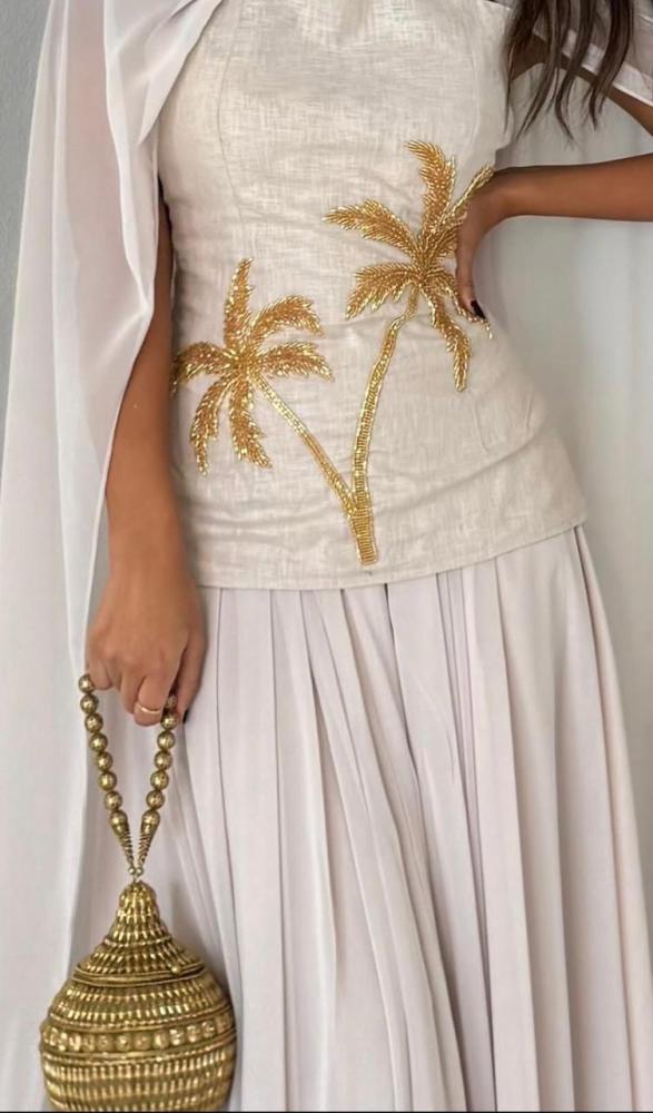 فستان عنابي وردي ابيض اخضر اوف شولدر مع شال مطرز من جوهره