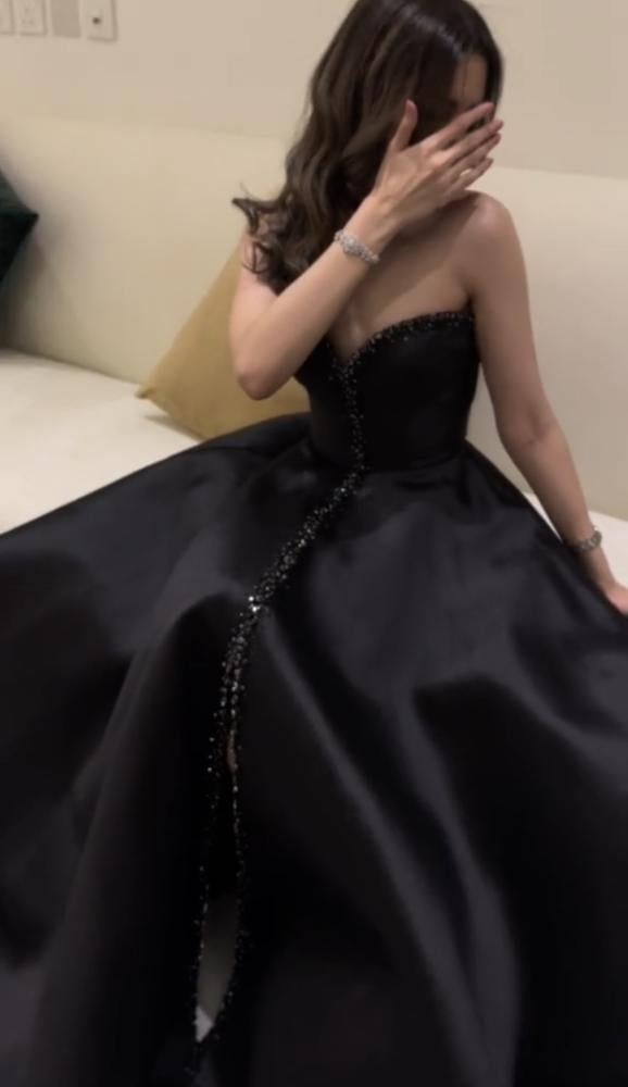 فستان اسود و فوشي