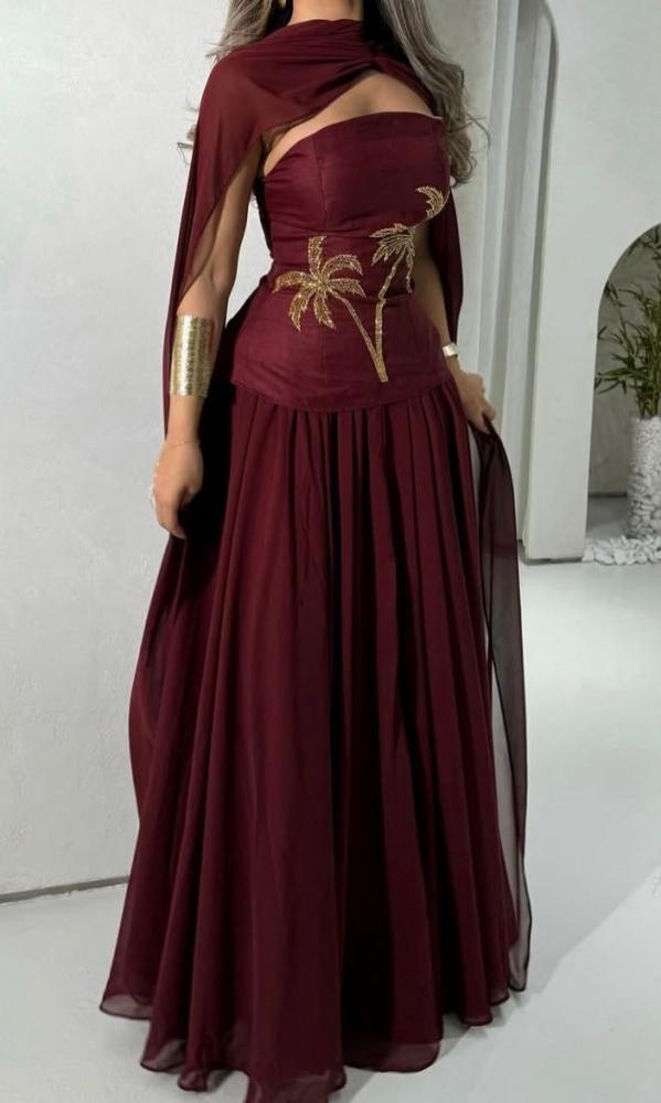 فستان عنابي وردي ابيض اخضر اوف شولدر مع شال مطرز من جوهره