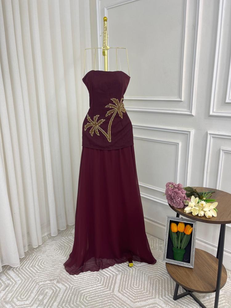 فستان عنابي وردي ابيض اخضر اوف شولدر مع شال مطرز من جوهره