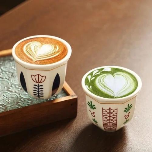 كوب قهوة بشكل الفنجان السعودي