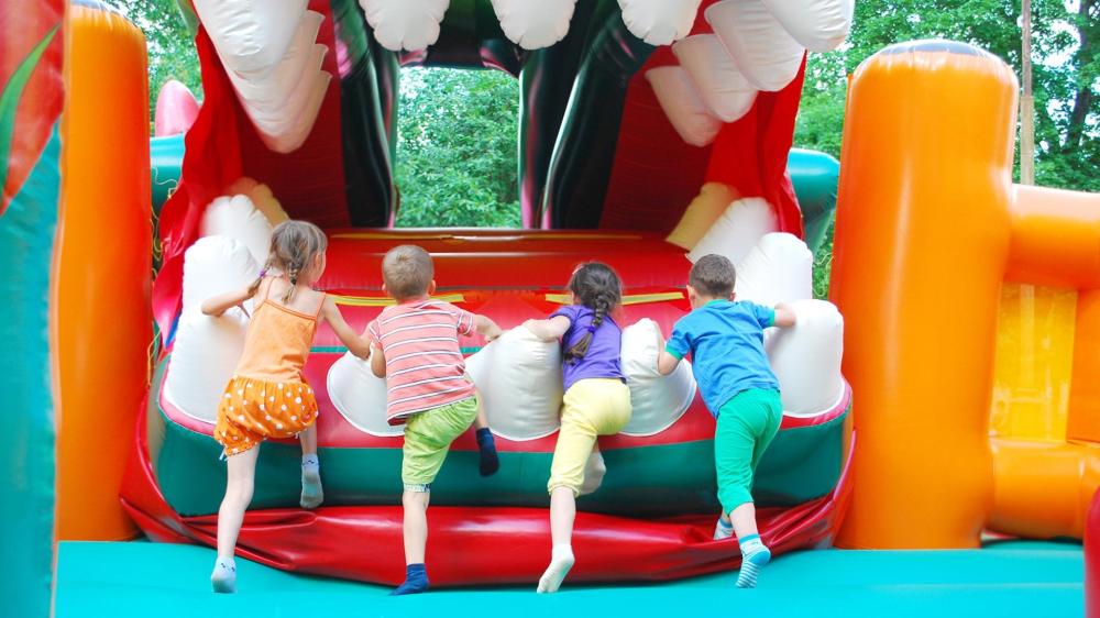 ألعاب الحدائق والألعاب الهوائية: سر نمو طفلك حسيًا وادراكيًا بطريقة ممتعة