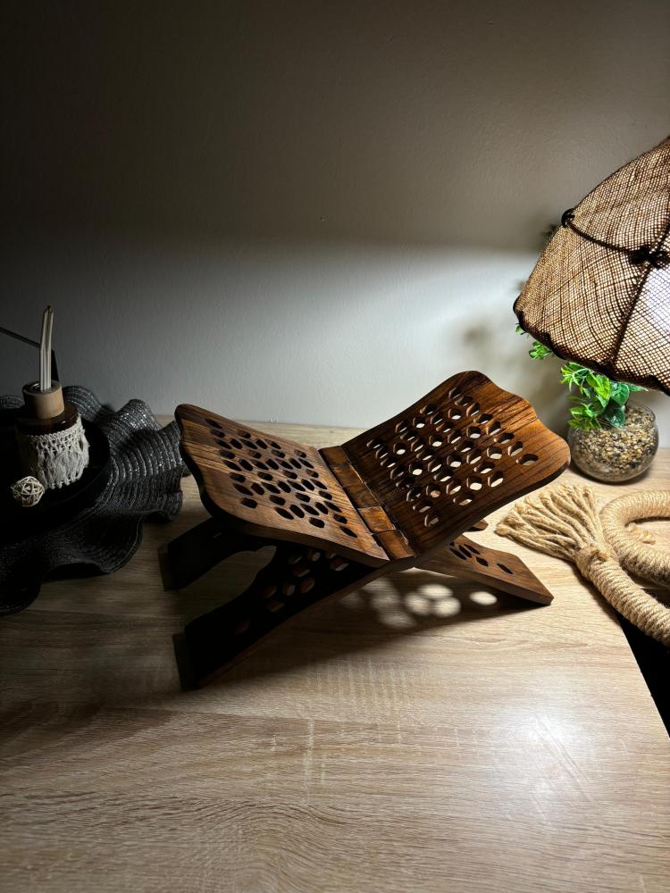 حامل مصحف خشبي