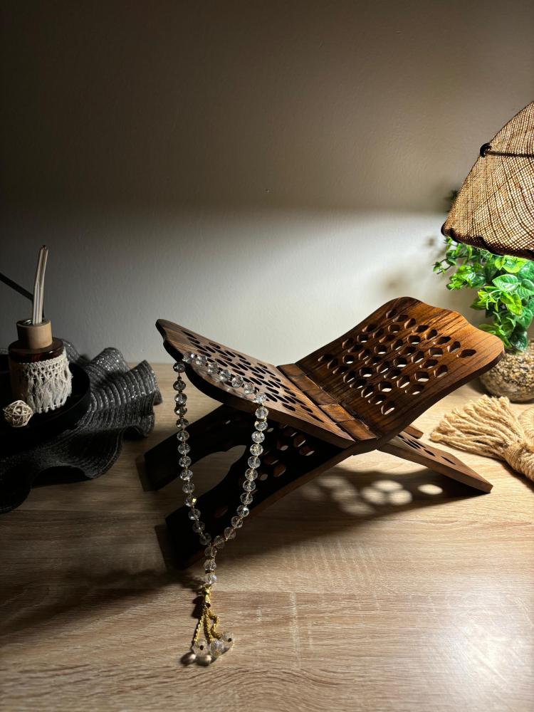 حامل مصحف خشبي