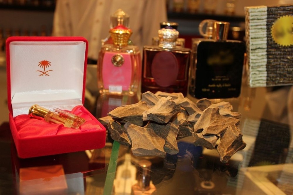 العود... من درب البخور إلى سيد عطور الشرق