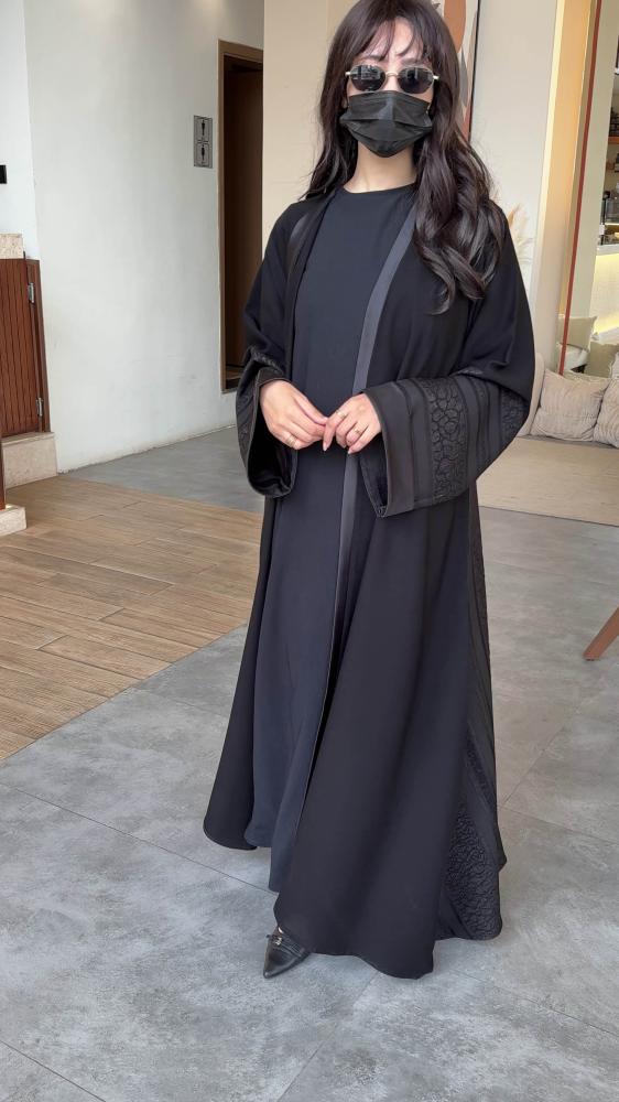 عباية راقية بتفاصيل نقش فخم