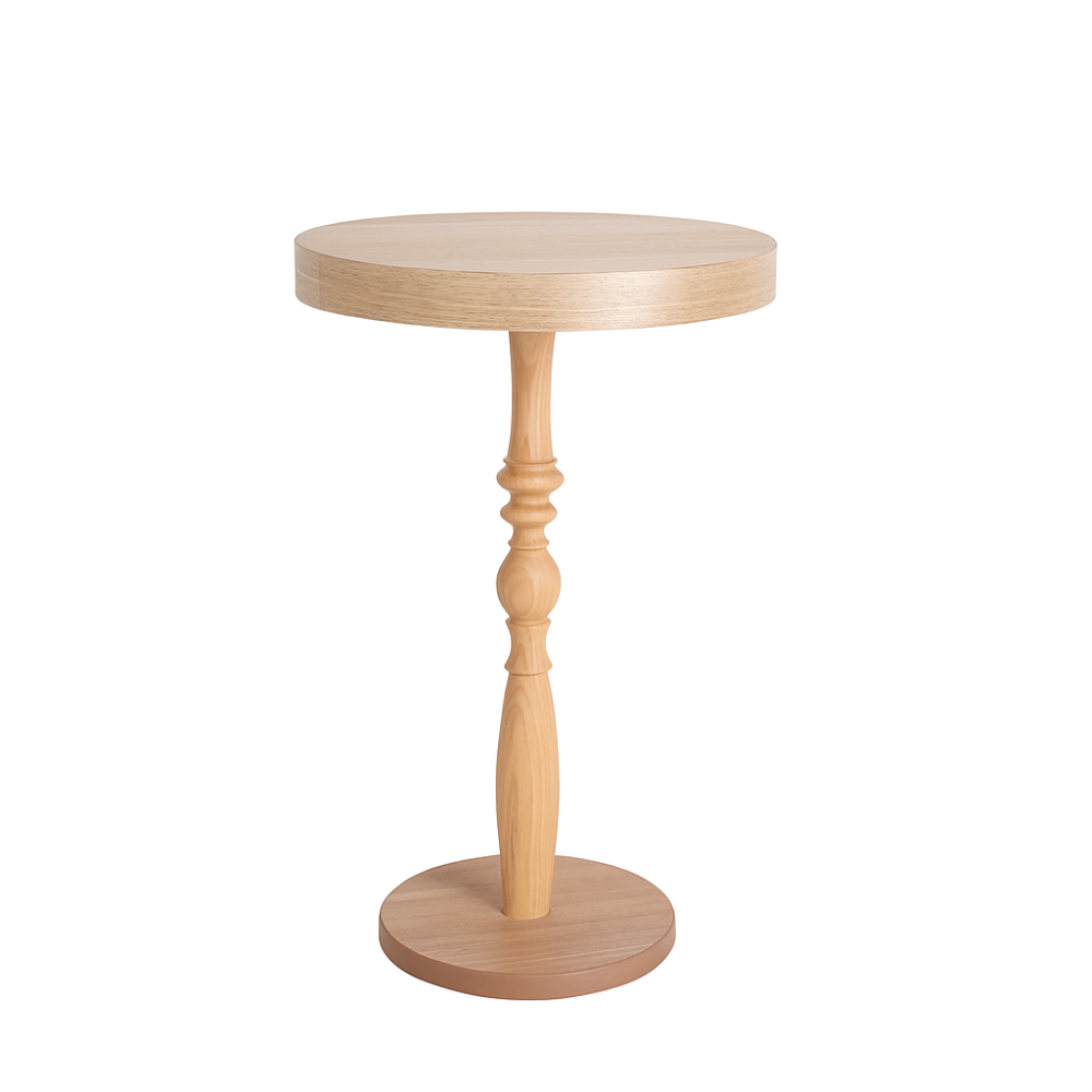 طاولة جانبية دائرية بتصميم خشبي أنيق وقاعدة منحوتة تضيف لمسة دافئة وكلاسيكية للديكور.