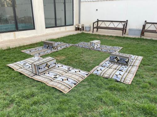 بكج جلسة متكاملة نقش ملكي ازرق لباد