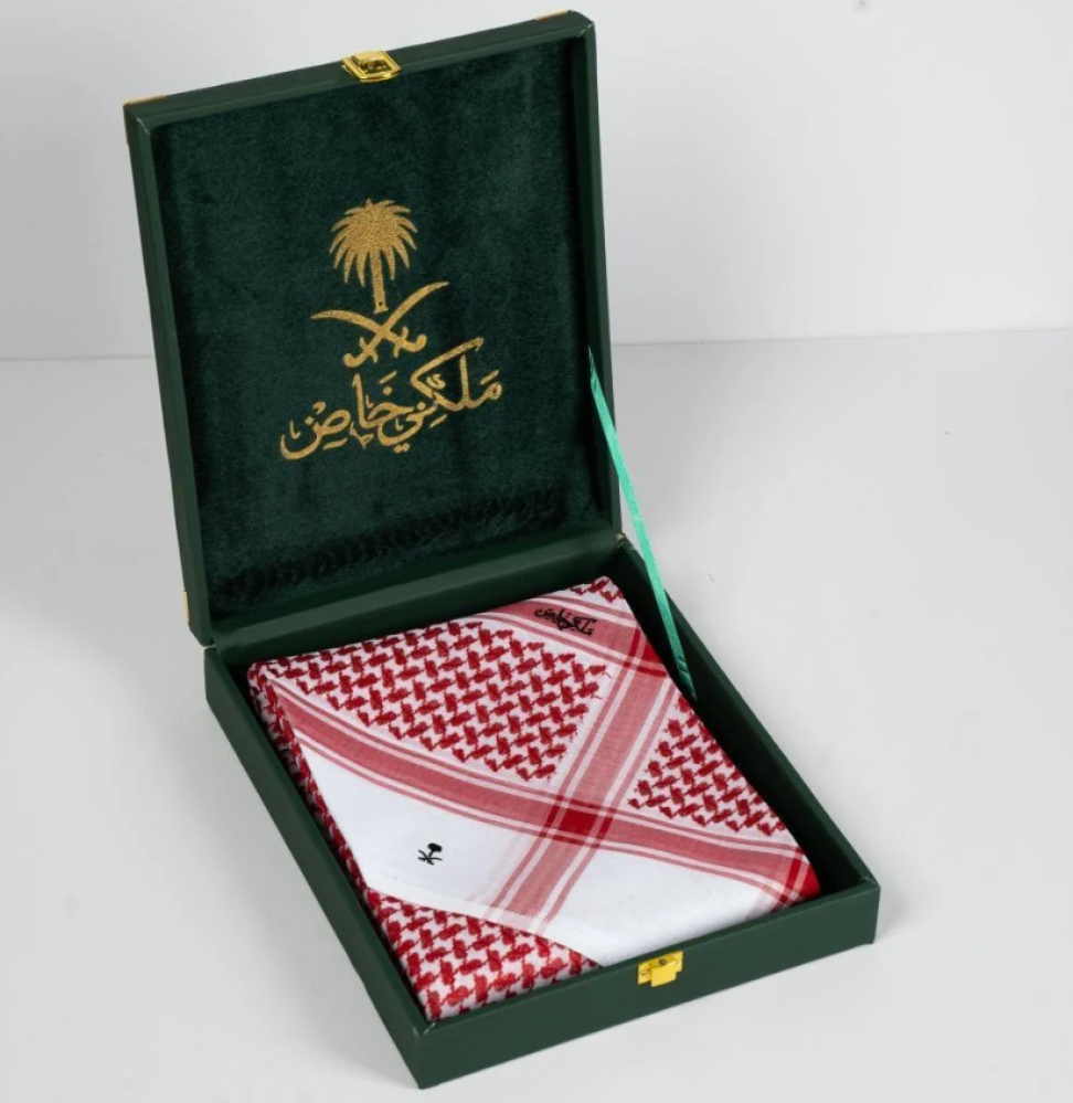 الأشمغة العالمية 2025… لمسة من الذوق العصري