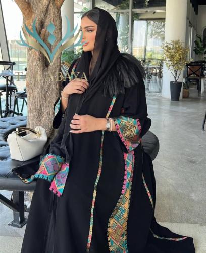 عباية كريب ملكي وكلفة ملونة أنيقة، القصة نص كلوش