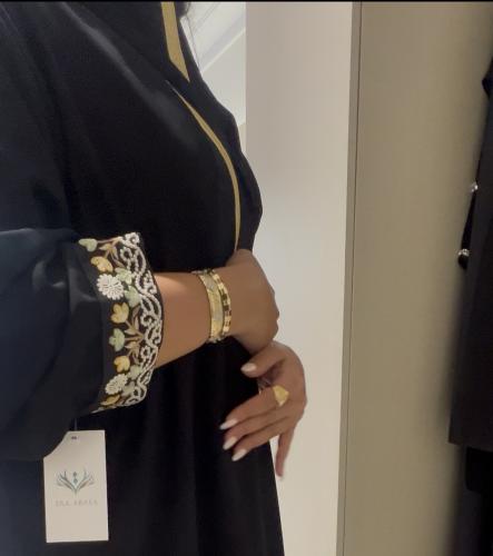 عباية كريب بكلفة وتطريز بالخيوط