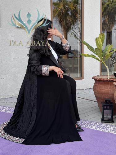 عباية بلايزر كريب وتكسير من الخلف مع كلفة مطرزة ،...