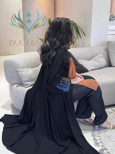 عباية كريب سبيشل مع رسم وتطريز يدوي على الكم ، الق...