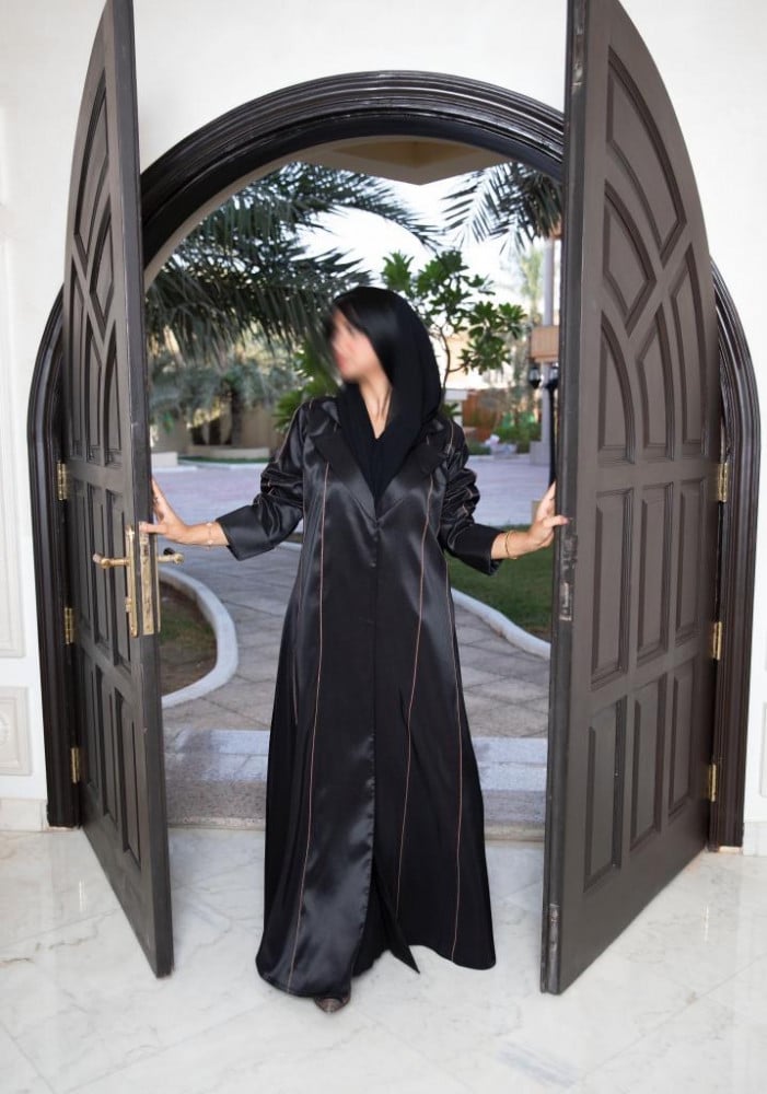 عبايه اسود مطرزه