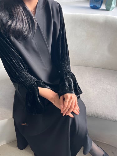 عباية لف ب اكمام مخمل