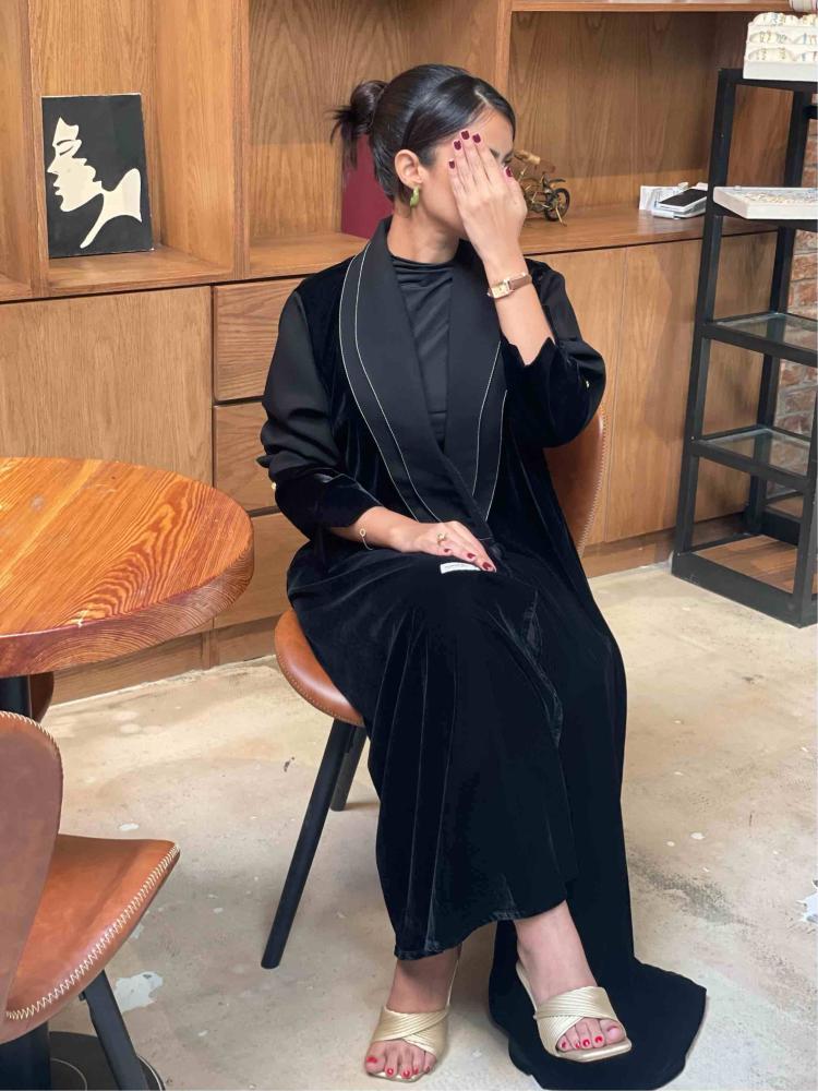 عباية قطيفة رسمية وانيقه-عبايات عزة المتميزة