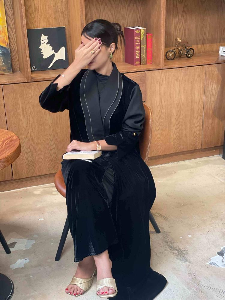 عباية الشتاء بقماش القطيفة-عبايات عزة المتميزة